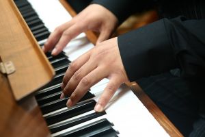 Анатолий Рябов известный пианист стал жертвой клеветы?