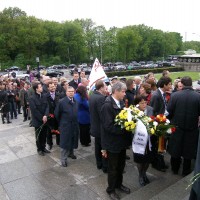 7 мая в Берлине возложили венки к памятнику в Тиргартене