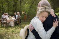 Tolstoj_und_seine_Frau_umarmen_sich